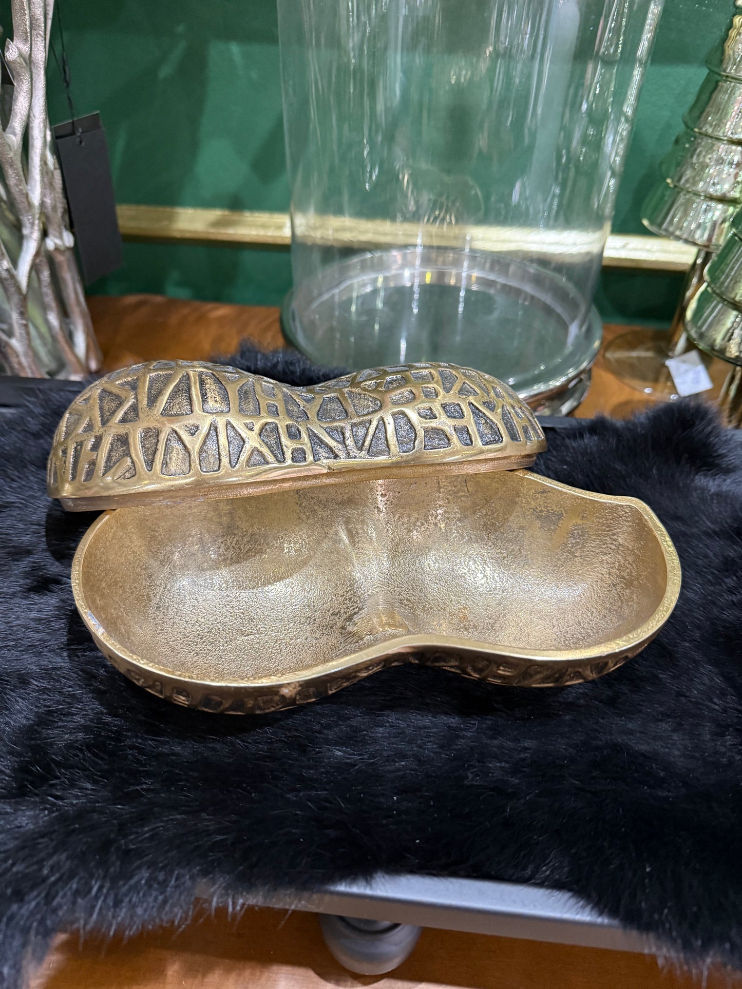 Elegante Metallschatulle in Form einer Walnuss – goldfarben