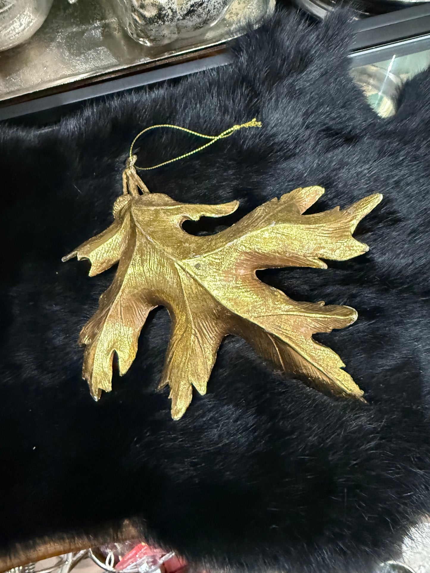 Dekoratives Eichenblatt mit zwei Eicheln