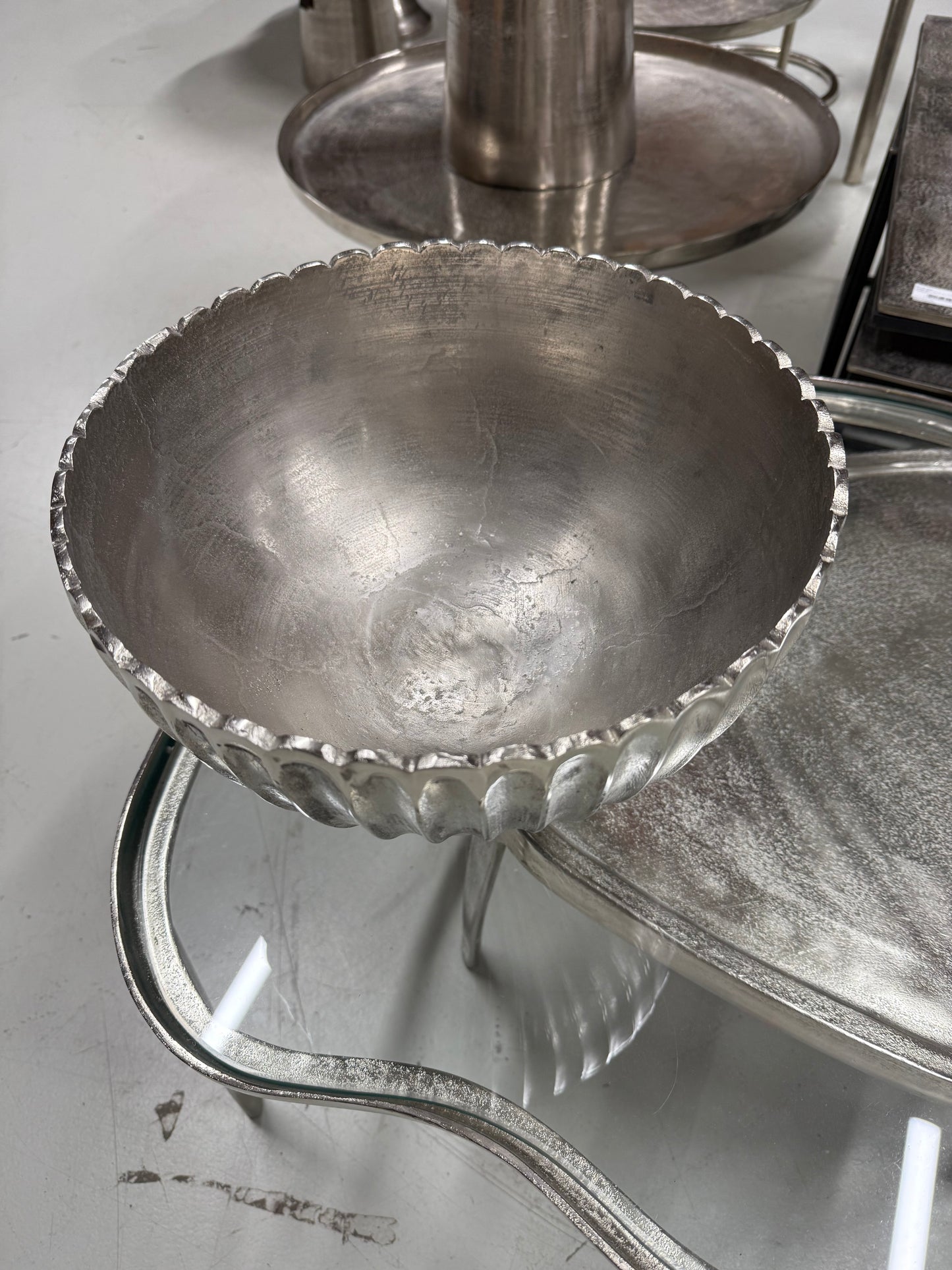 Elegante Metallschale auf Fuß