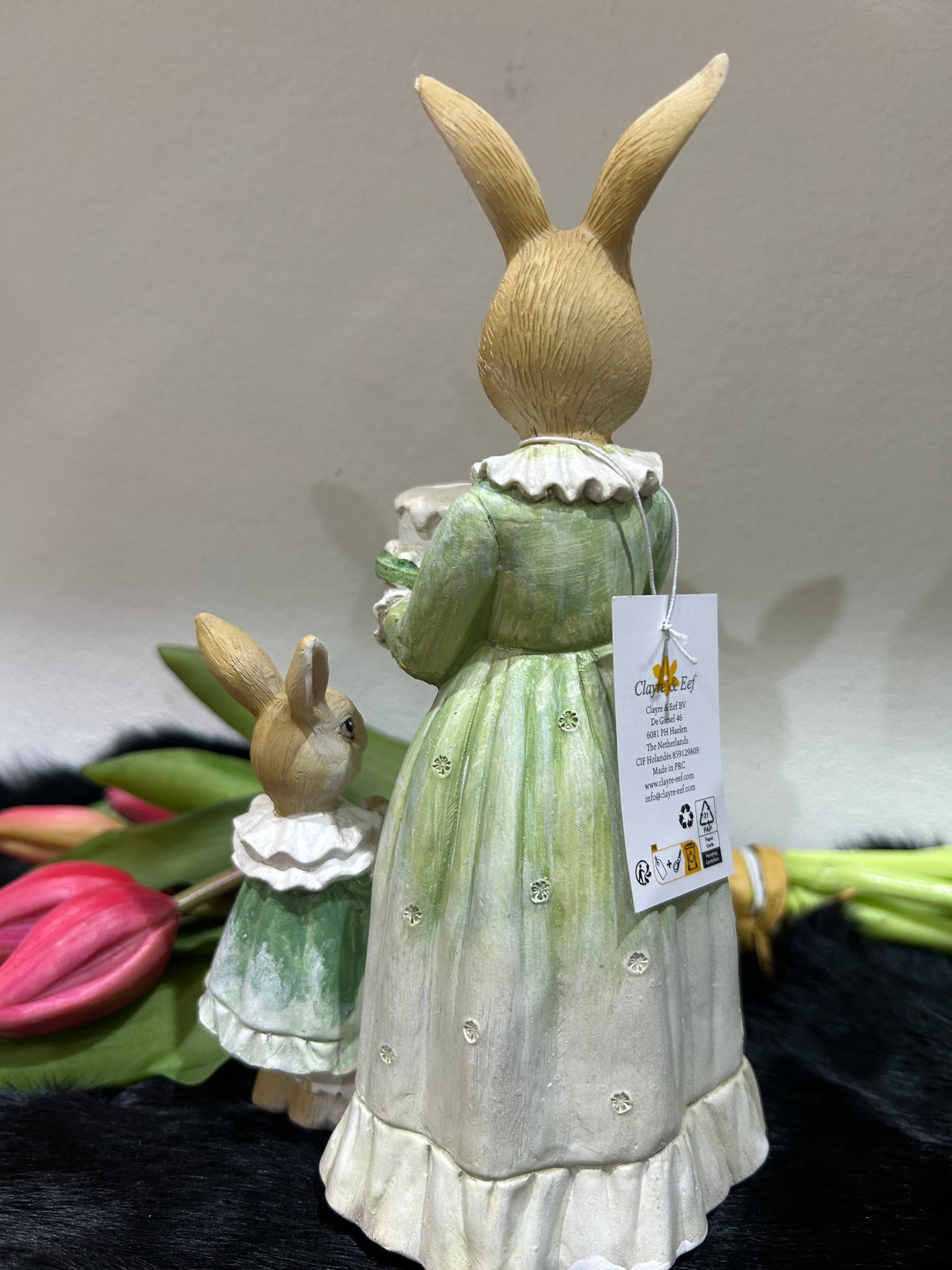 Dekorative Hasenfigur mit Kindern