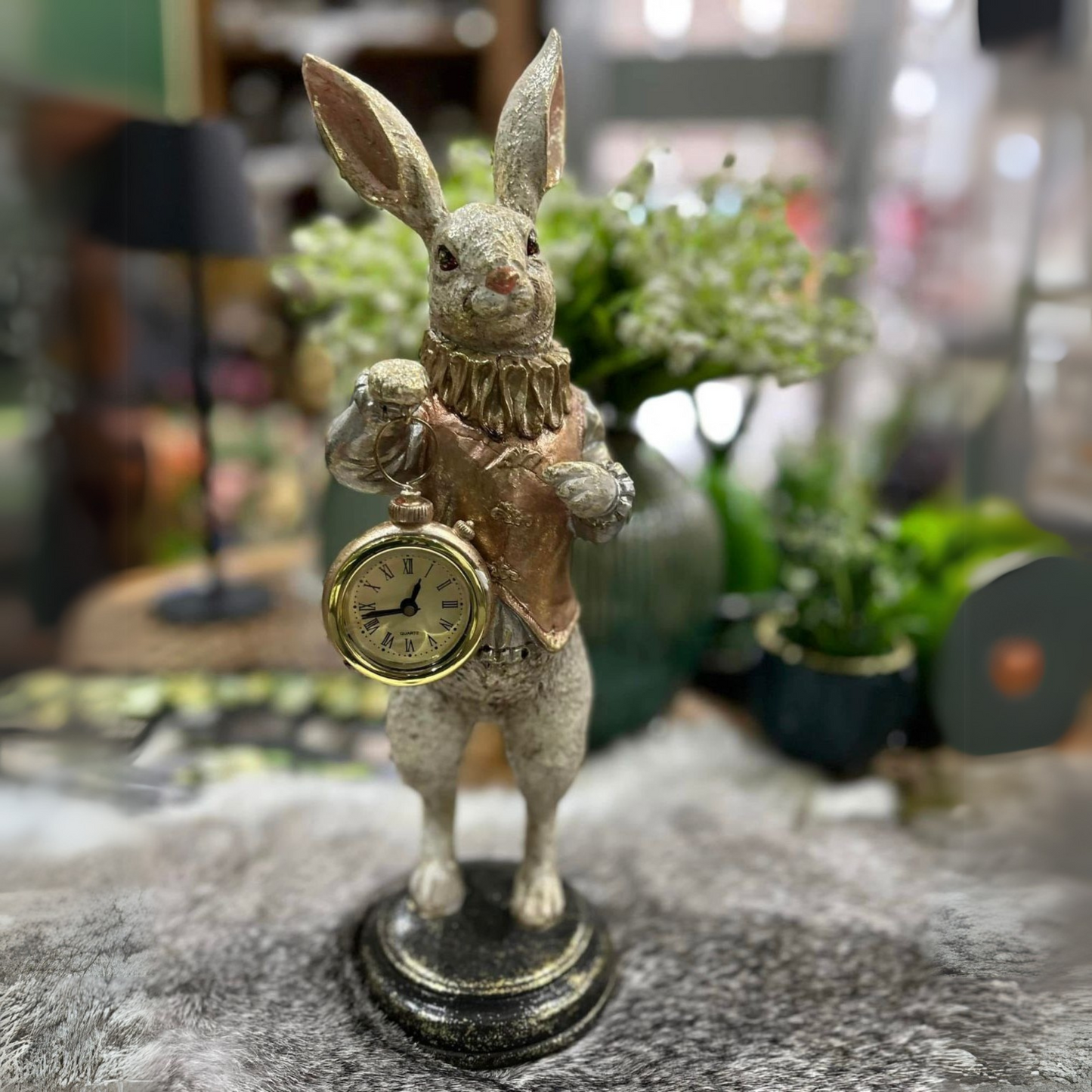 Hasenfigur mit Uhr