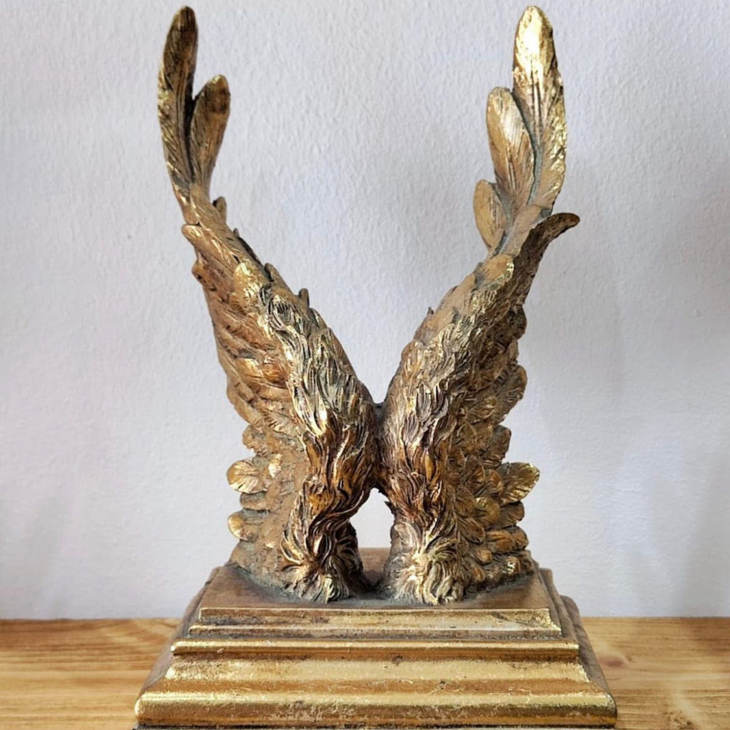 Goldene Flügelskulptur