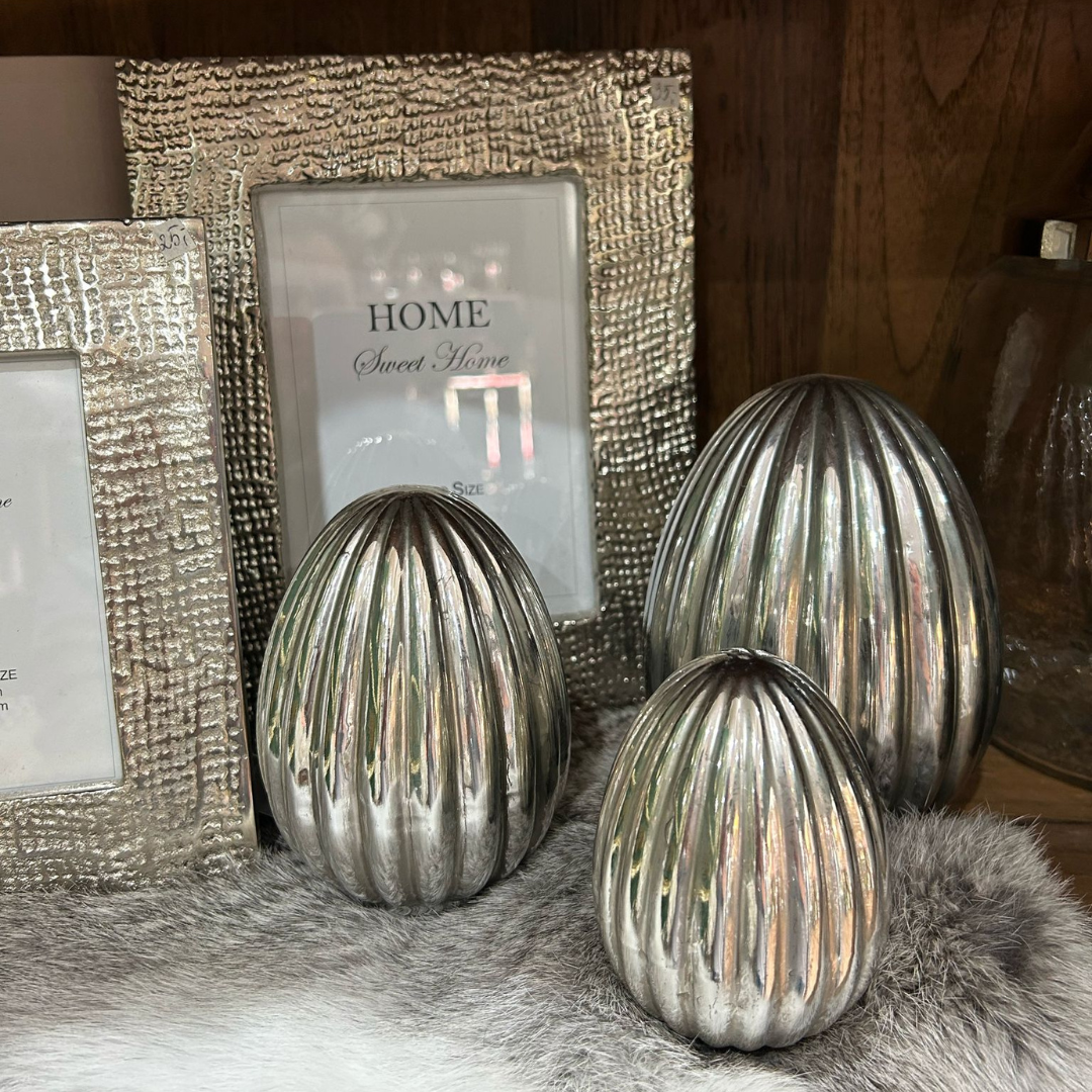 Dekoratives Glas-Ei in Silber
