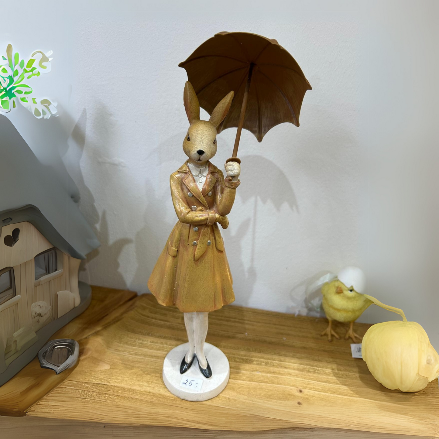 Hasenfigur mit Regenschirm