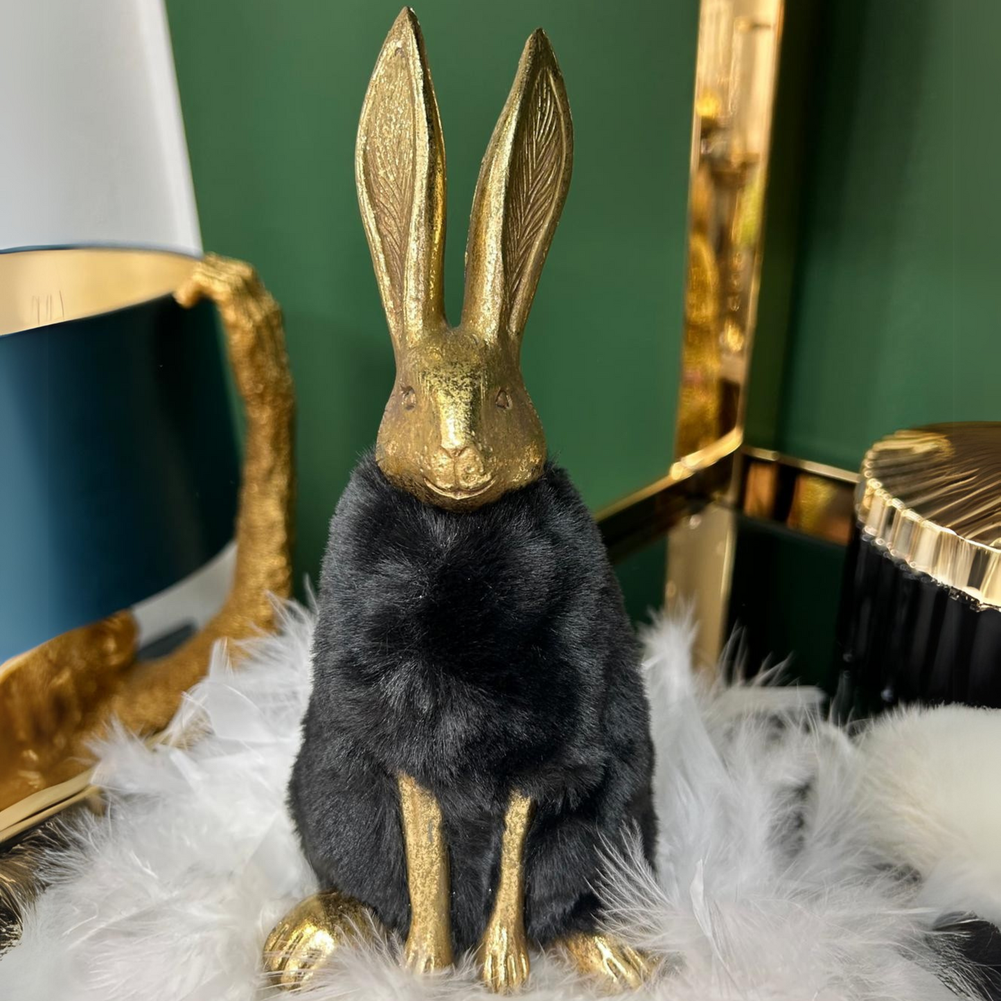 Goldene Hasenfigur mit Mantel