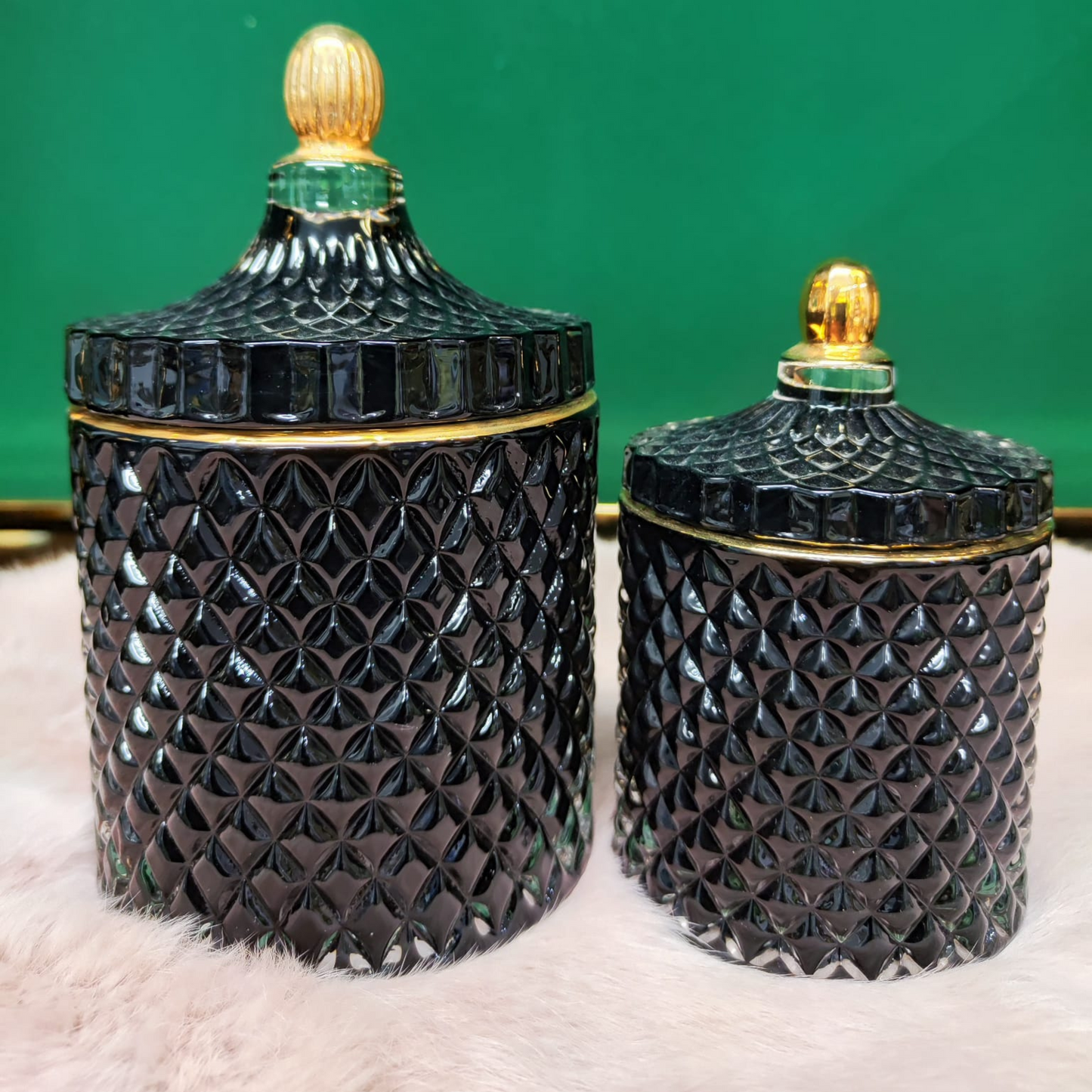 Schwarze Glasbehälter