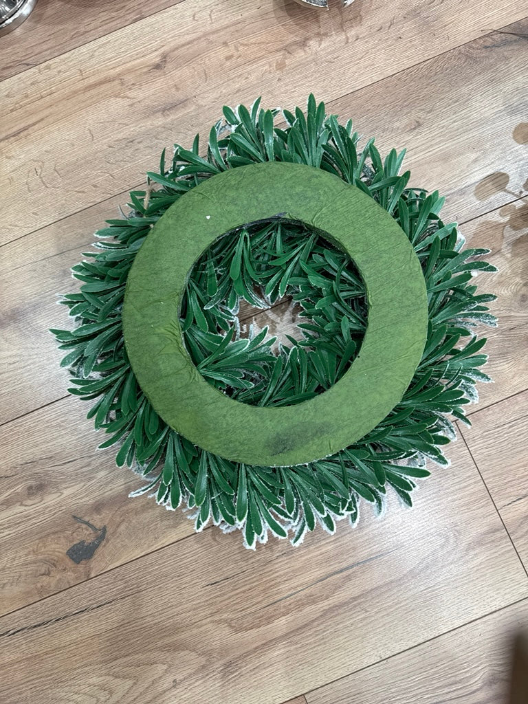 Wunderschöner verschneiter Adventskranz