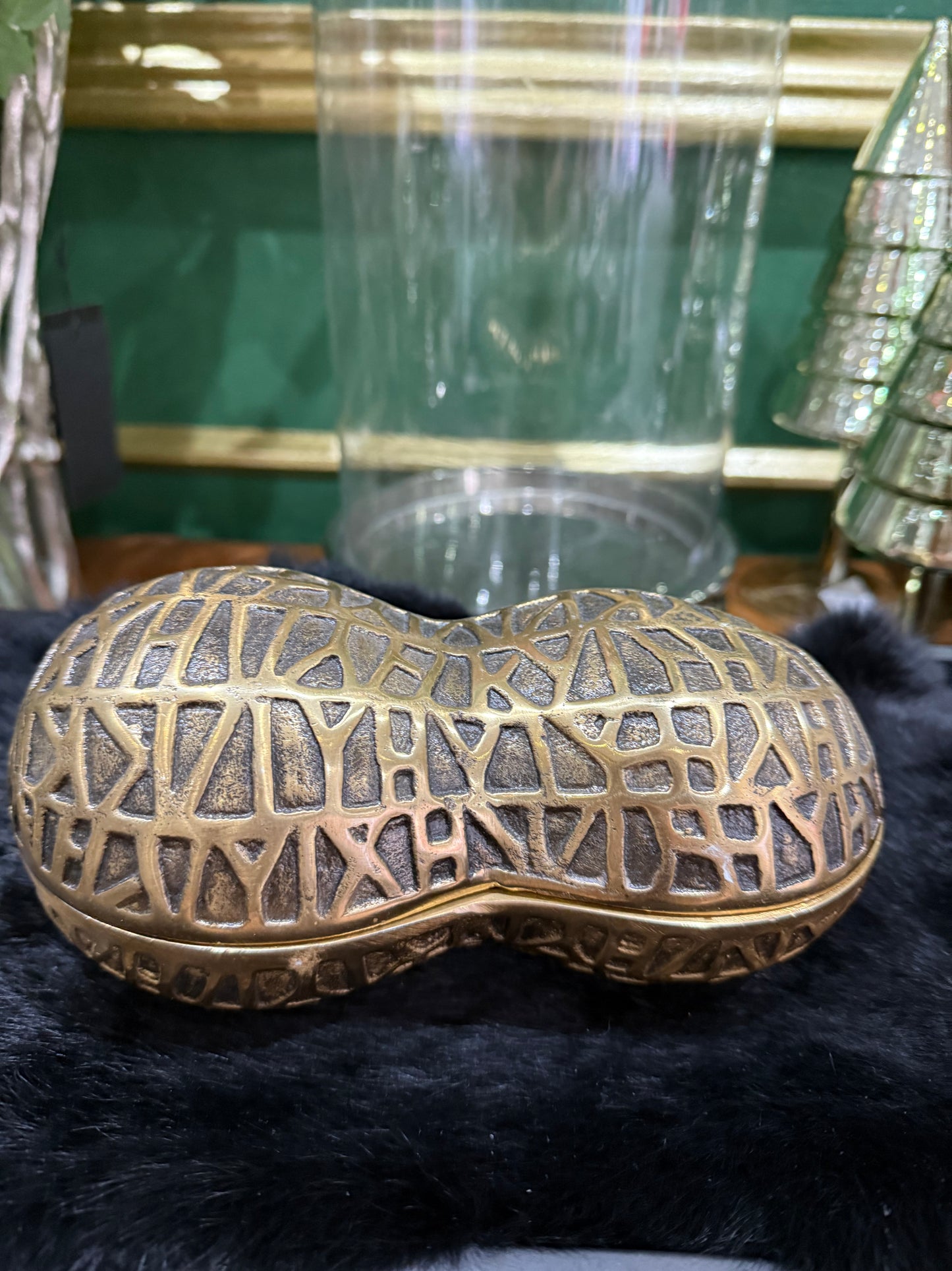 Elegante Metallschatulle in Form einer Walnuss – goldfarben