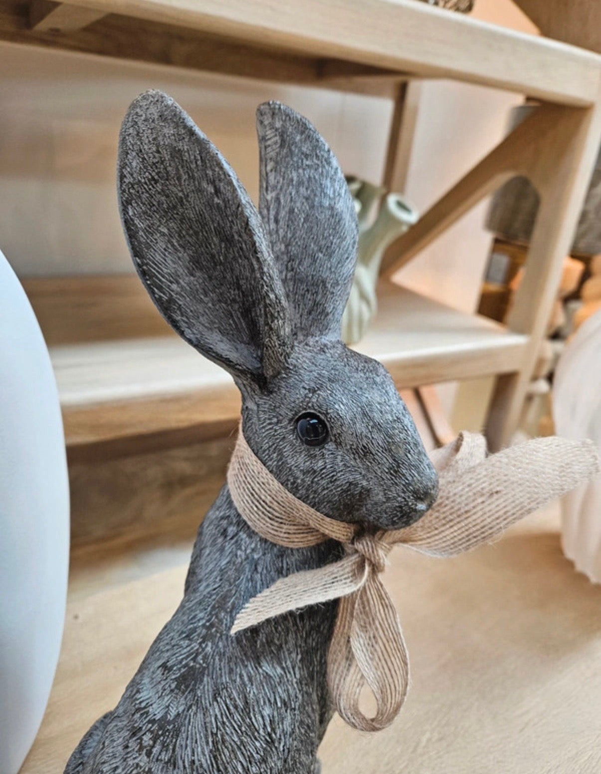 Stilvoller Deko-Hase 54,5 cm Grau – hochwertige Osterdeko