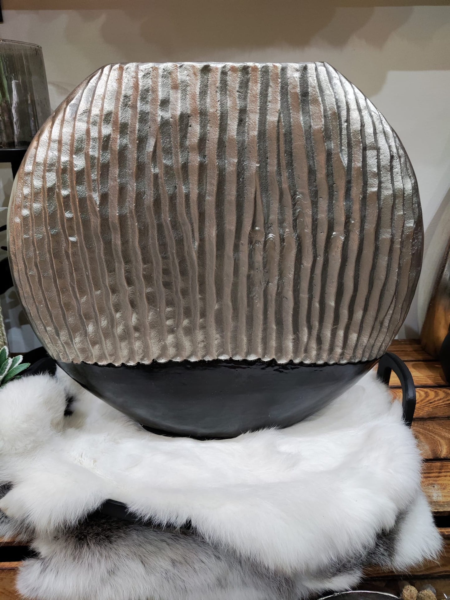 Elegante Metallvase in Silber-Schwarz