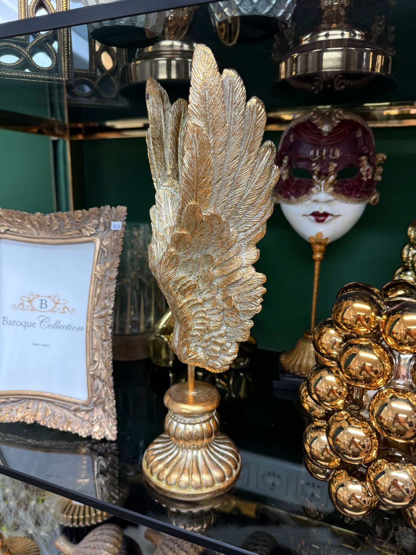 Goldene Engelsflügel auf Postament ✨