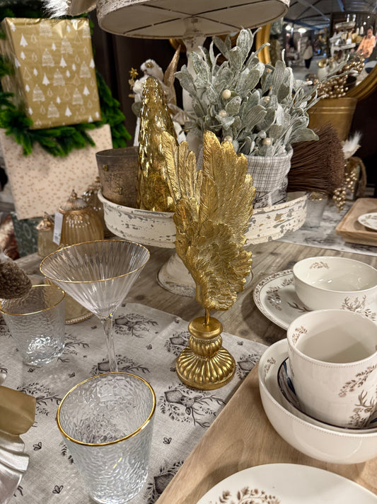 Goldene Engelsflügel auf Postament ✨