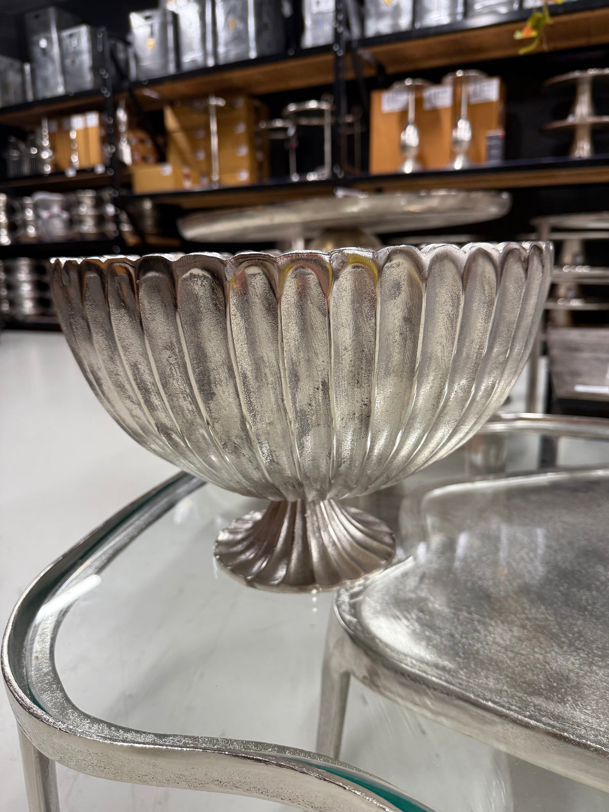 Elegante Metallschale auf Fuß – Deko Atelier Essen