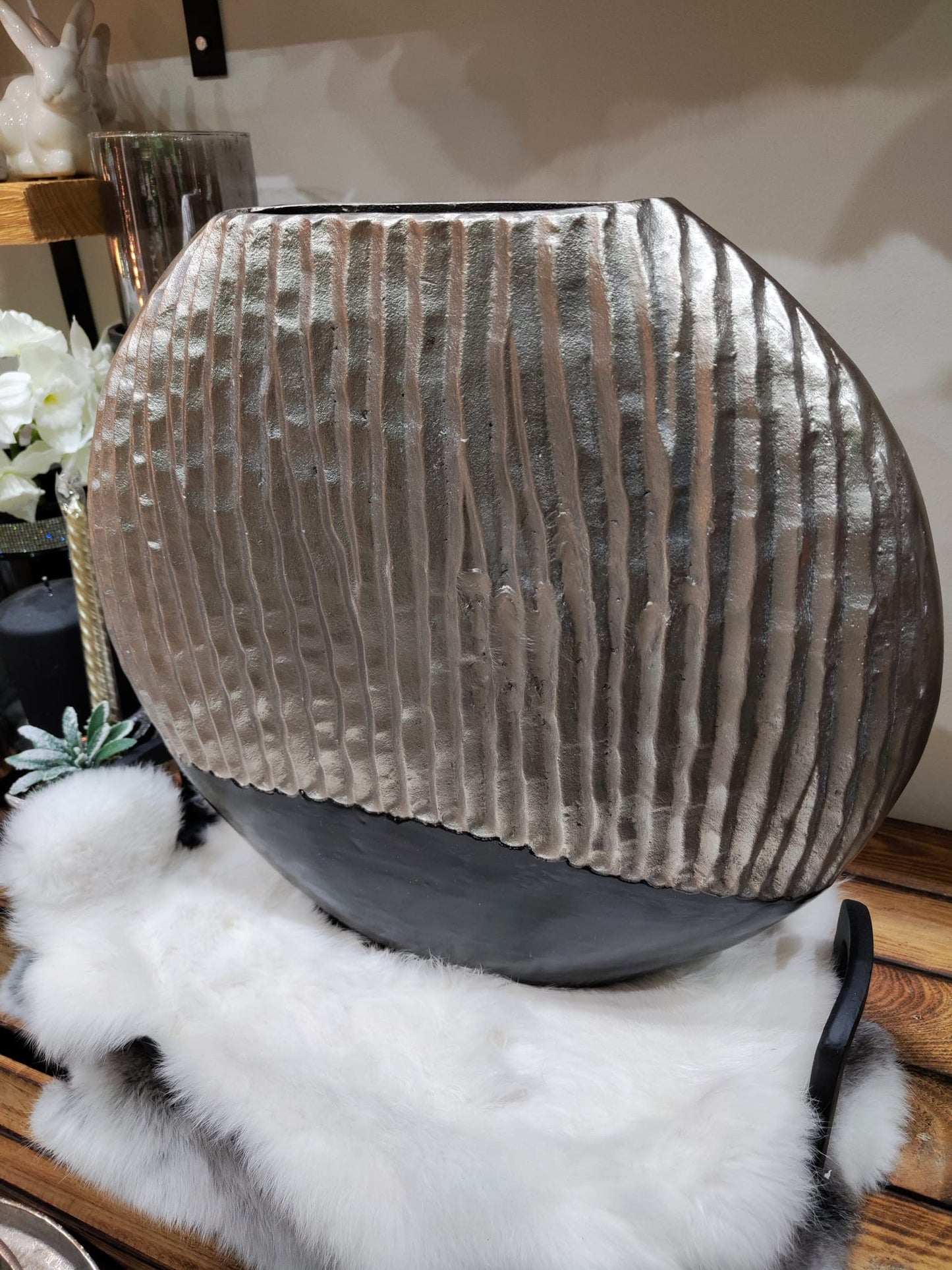 Elegante Metallvase in Silber-Schwarz