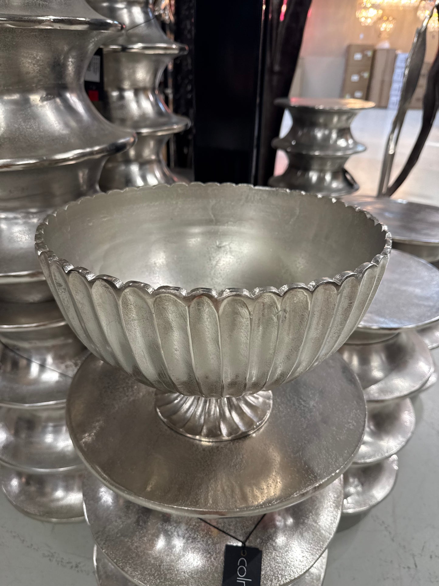 Elegante Metallschale auf Fuß