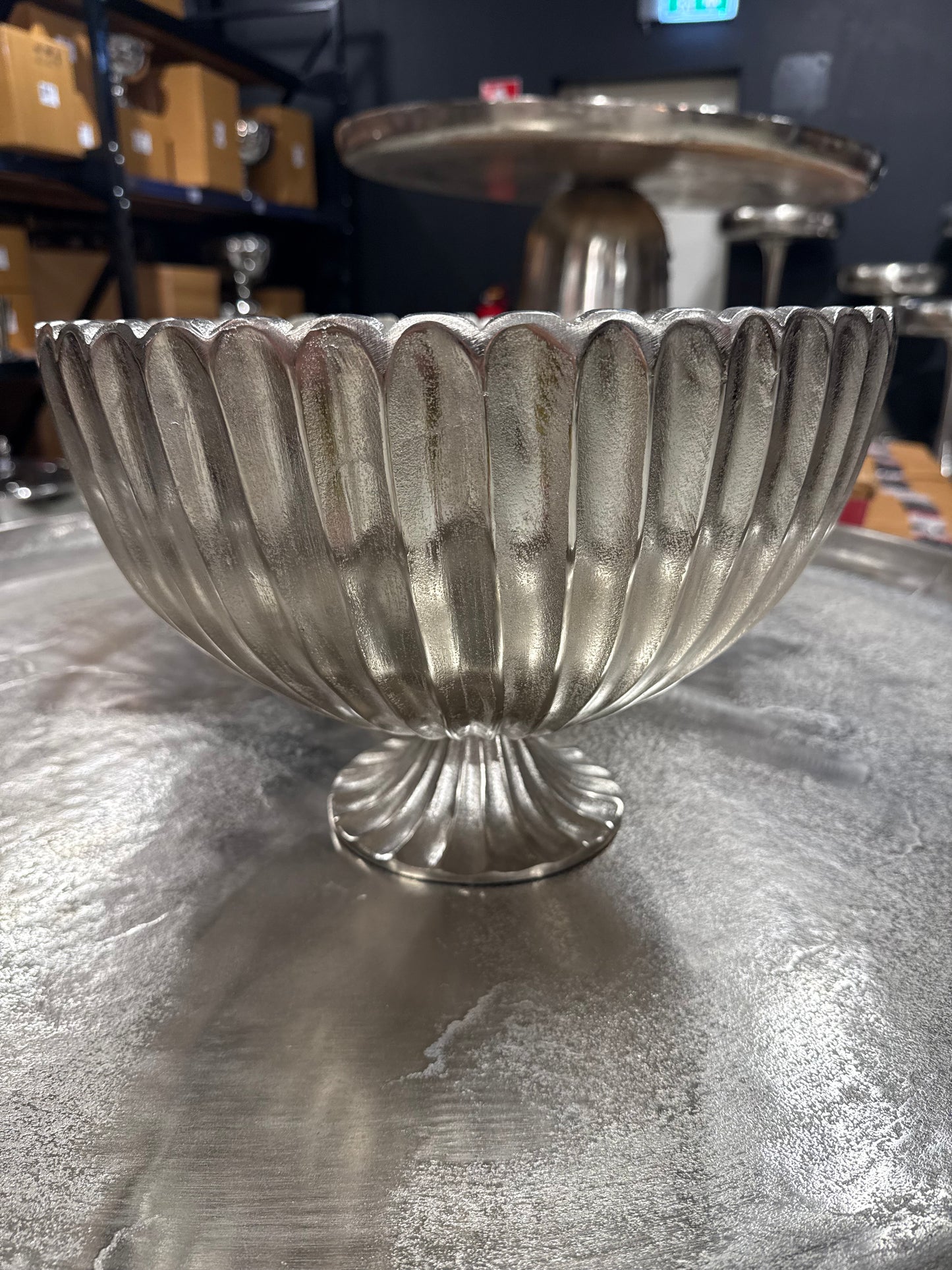 Elegante Metallschale auf Fuß