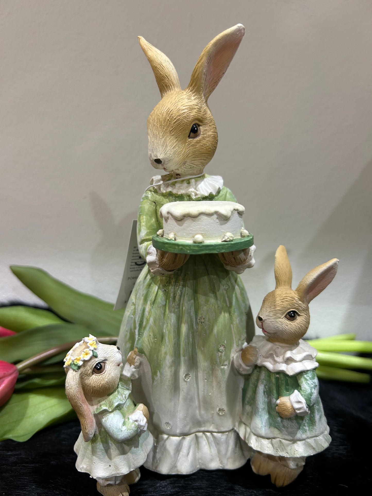 Dekorative Hasenfigur mit Kindern