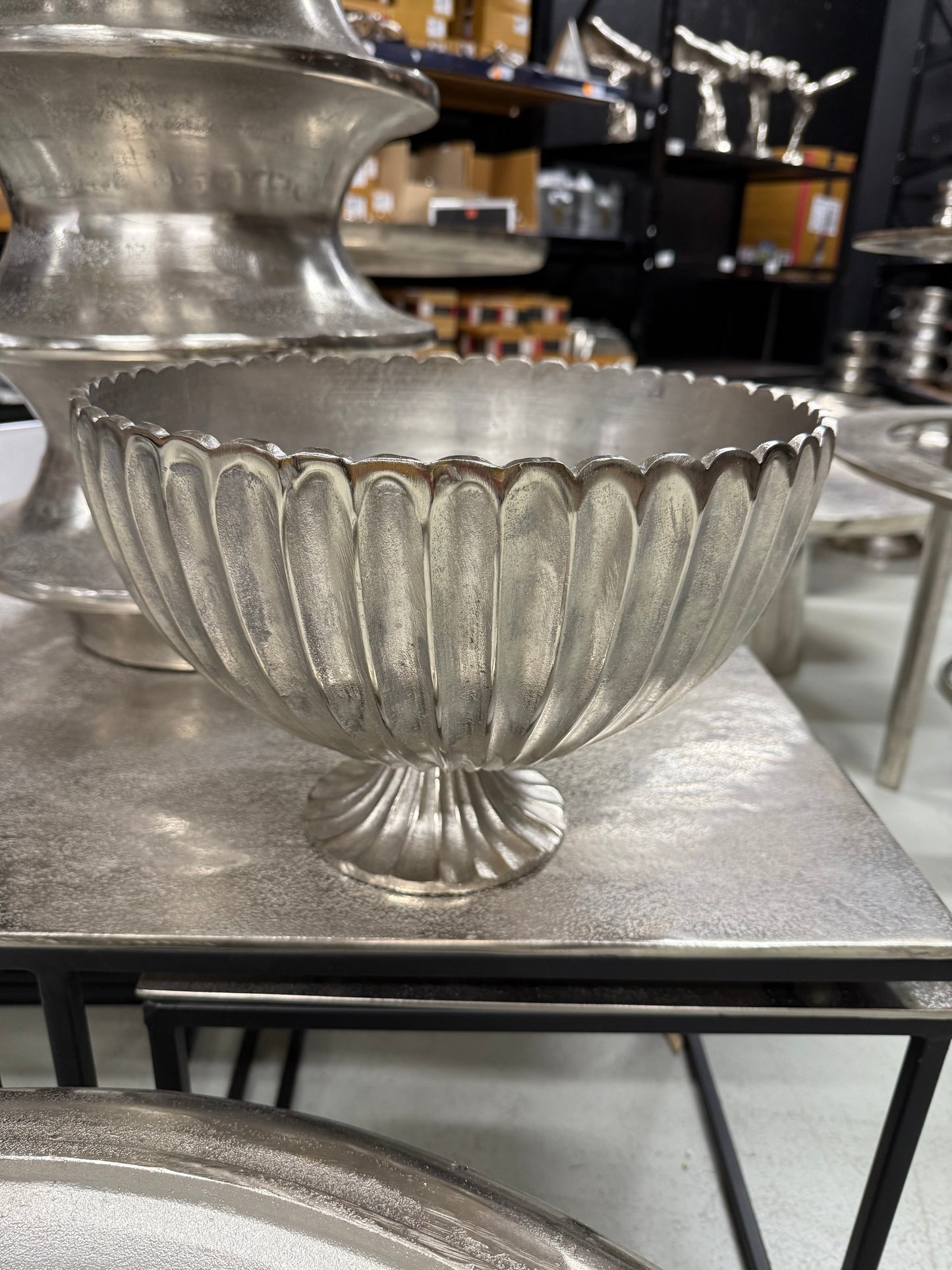 Elegante Metallschale auf Fuß