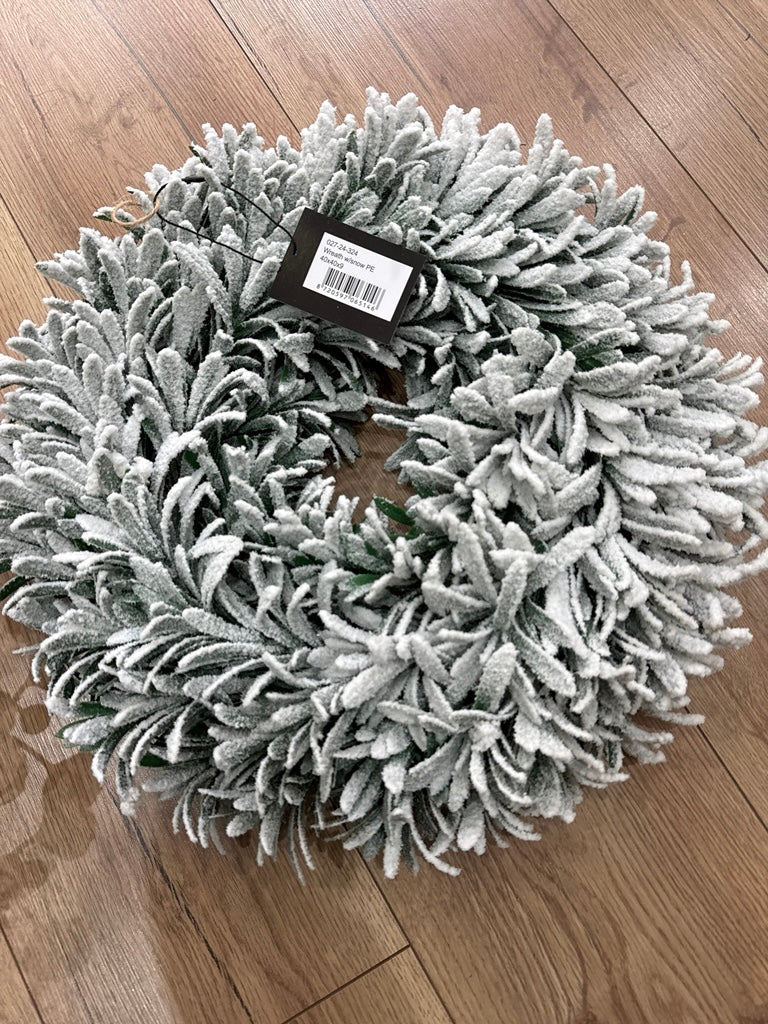 Wunderschöner verschneiter Adventskranz