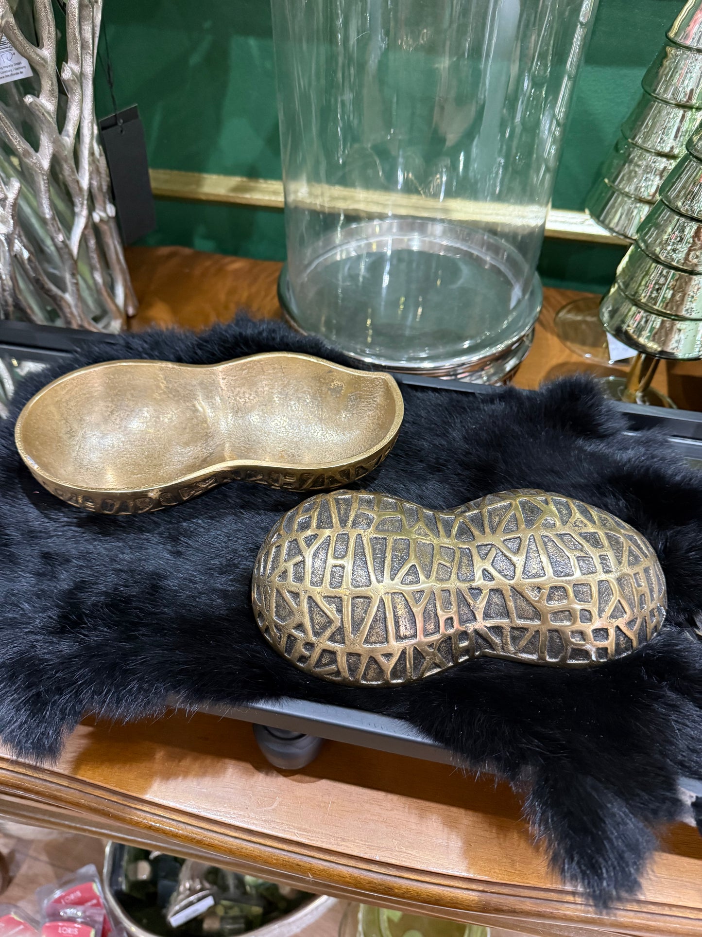 Elegante Metallschatulle in Form einer Walnuss – goldfarben