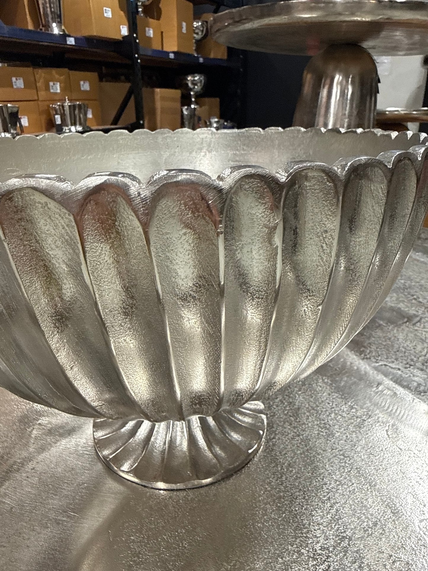 Elegante Metallschale auf Fuß