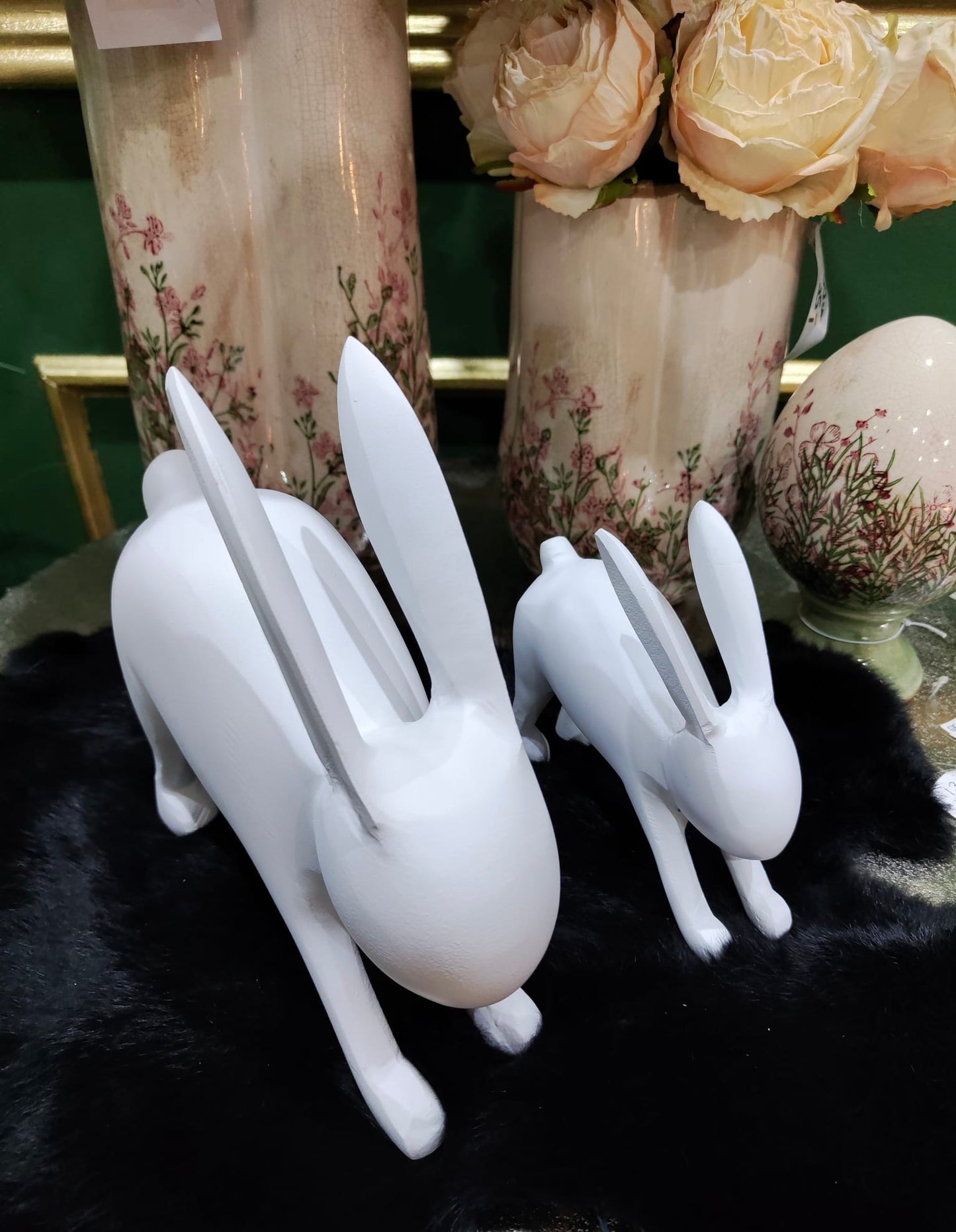 Modernes Hasen-Set in Weiß