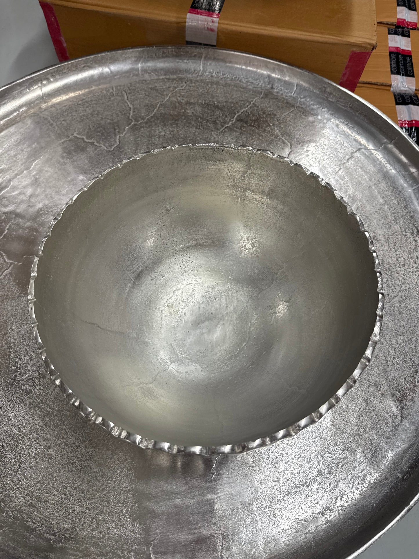 Elegante Metallschale auf Fuß