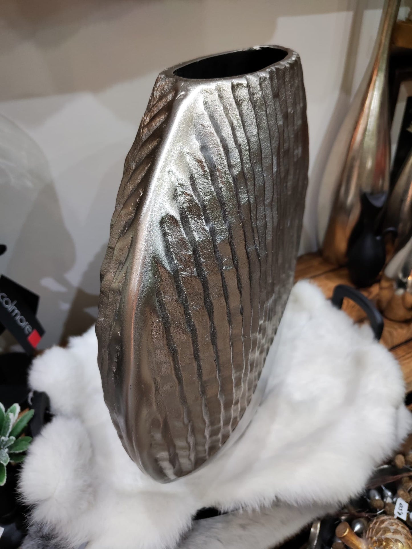 Elegante Metallvase in Silber-Schwarz