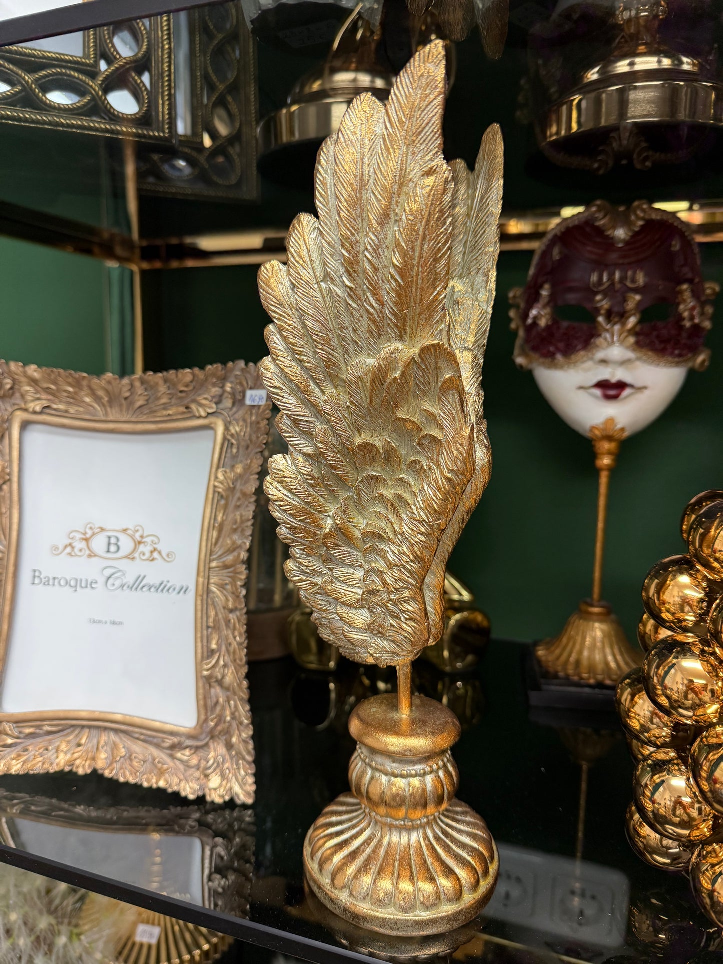 Goldene Engelsflügel auf Postament ✨