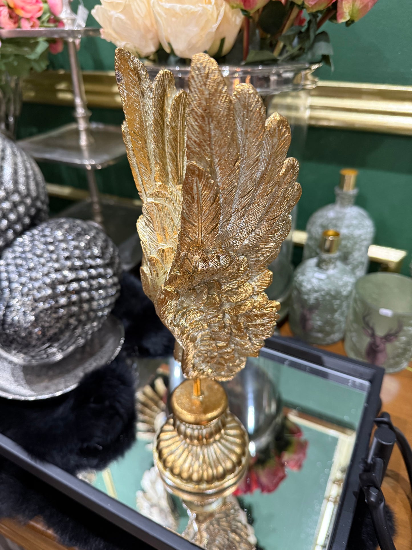 Goldene Engelsflügel auf Postament ✨