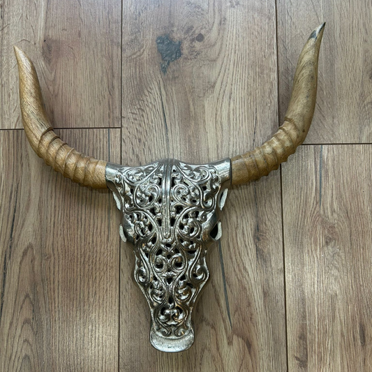 Büffelkopf aus Metall und Holz