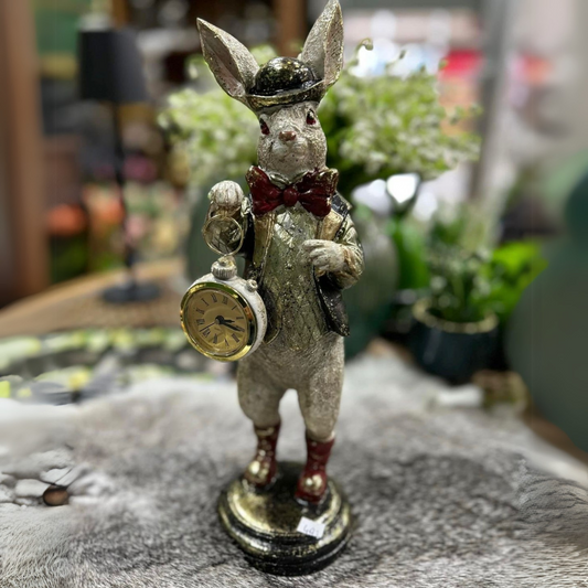 Hasenmann mit Hut und Uhr