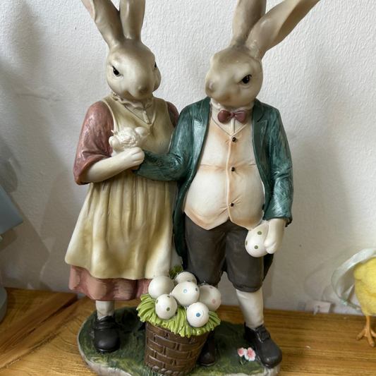 Figur eines Hasenpaares