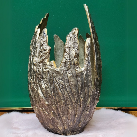 Metallvase in zerbrochenem Stil