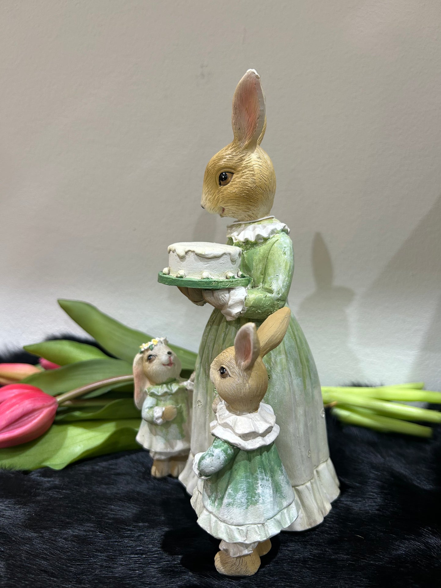 Dekorative Hasenfigur mit Kindern