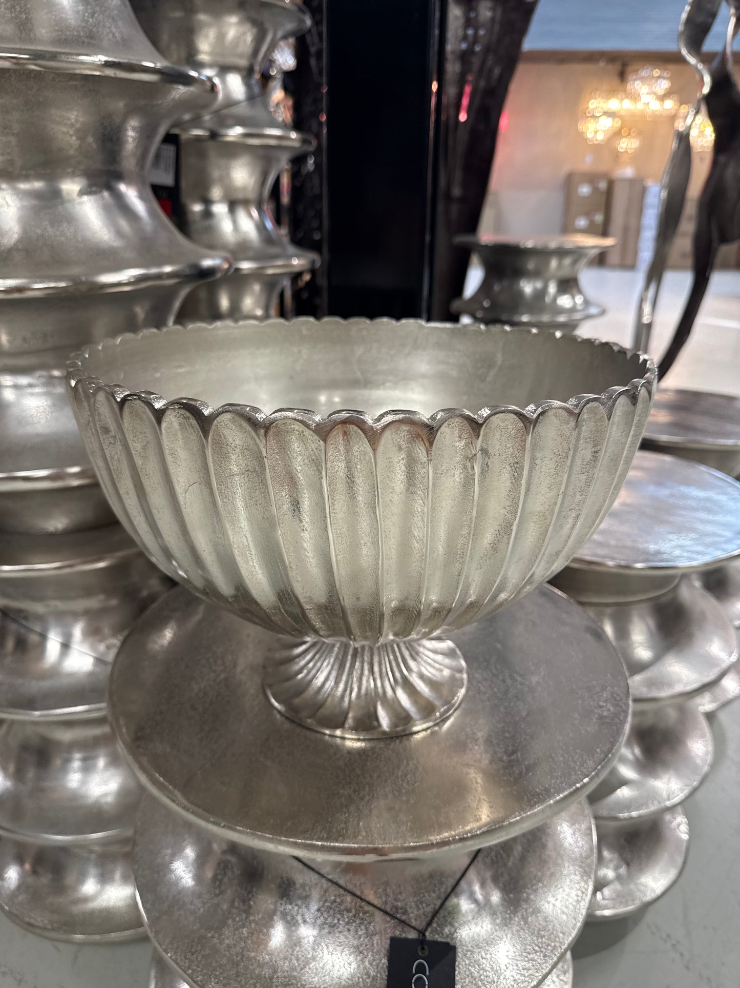 Elegante Metallschale auf Fuß