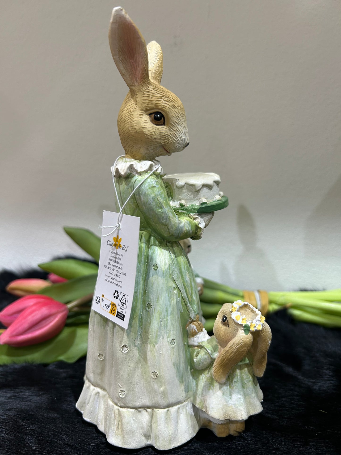 Dekorative Hasenfigur mit Kindern