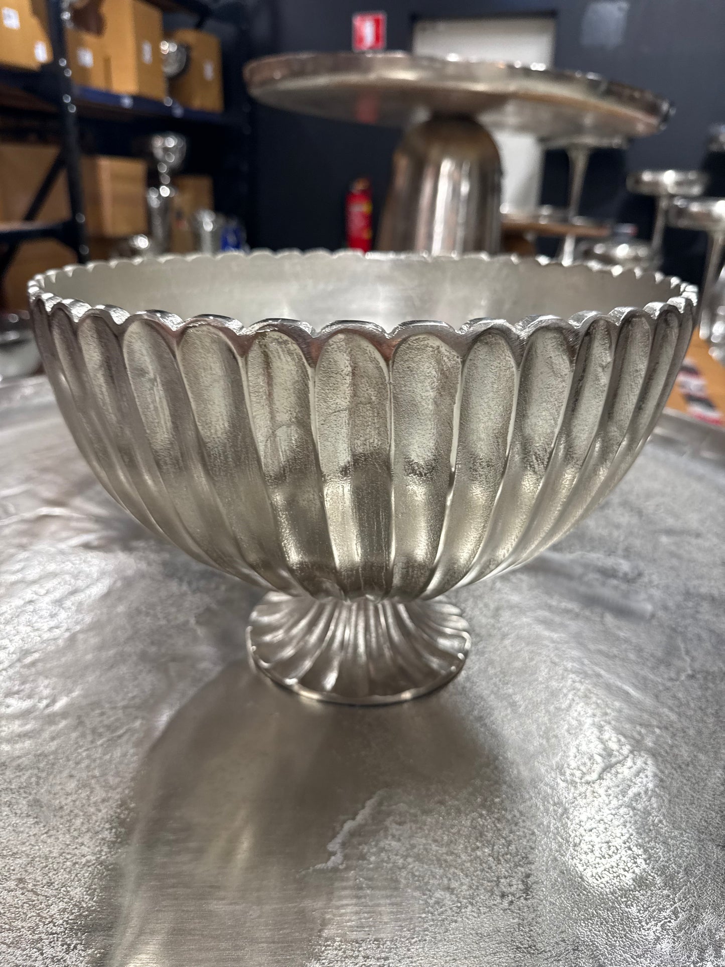 Elegante Metallschale auf Fuß