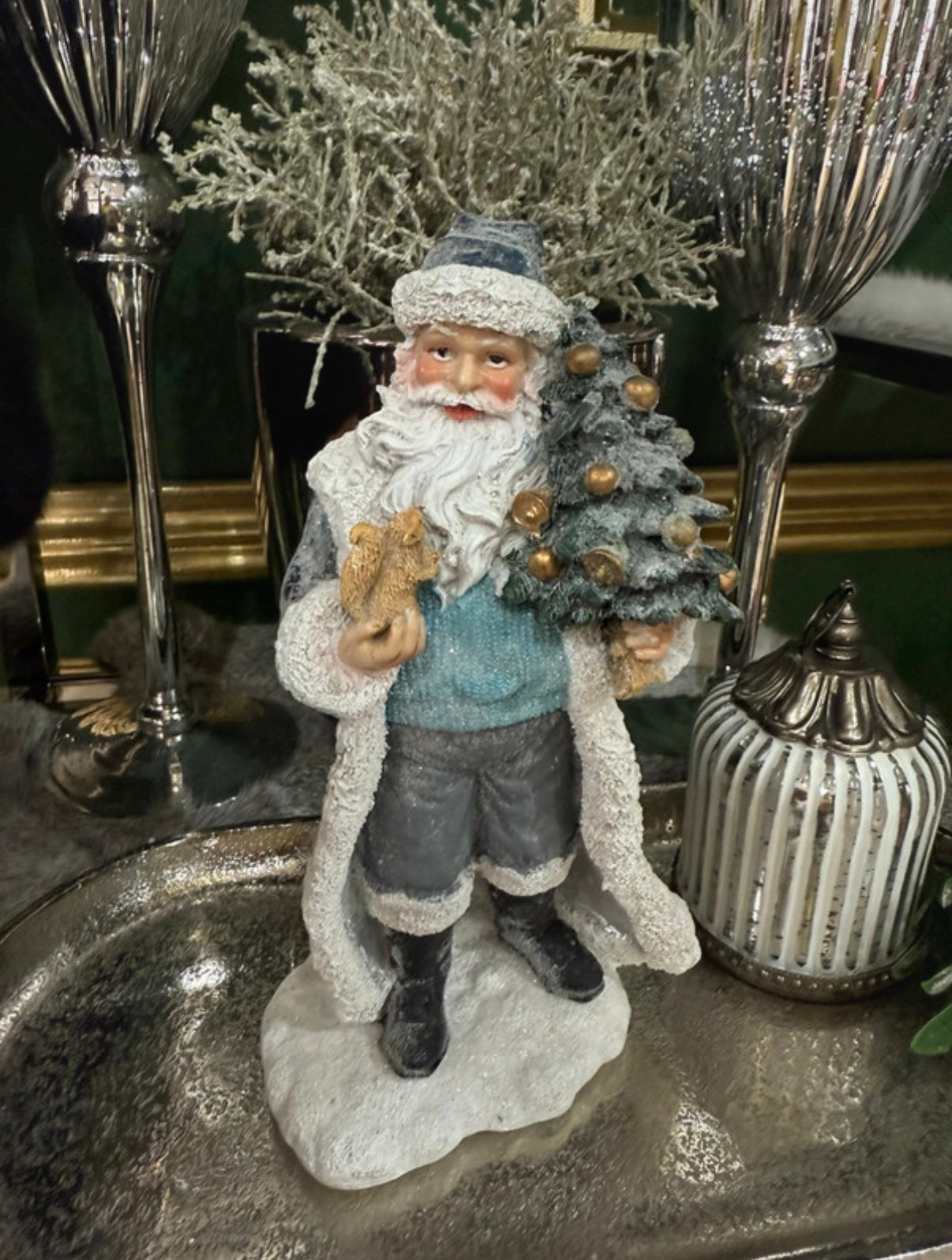 🎅 Wunderschöne Weihnachtsfigur – Nikolaus mit Eichhörnchen und Tannenbaum ✨