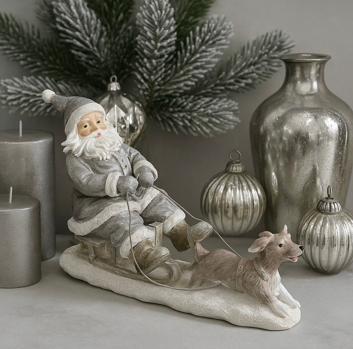 Dekorative Weihnachtsfigur – Nikolaus auf Schlitten