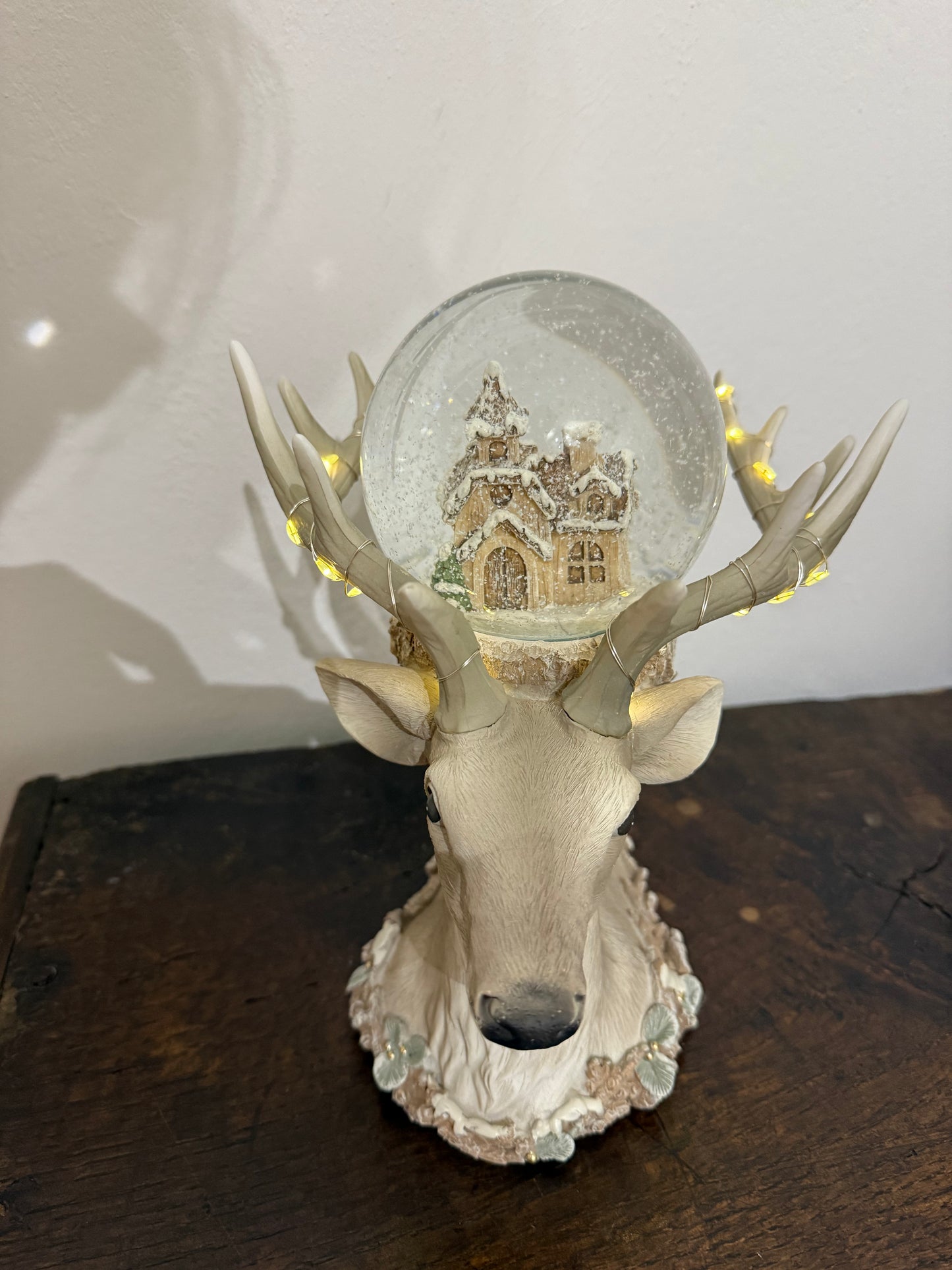 Schneekugel Hirsch mit LED